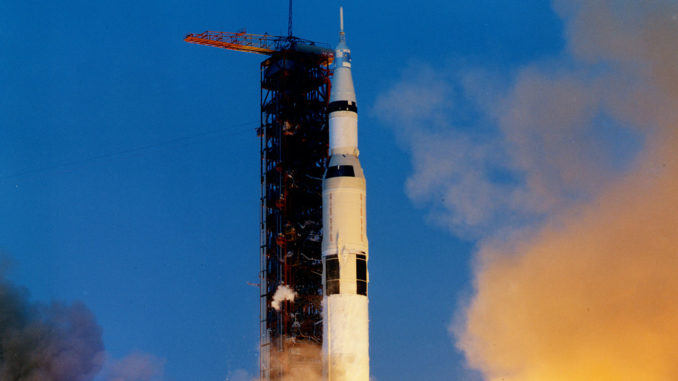 Apollo_13_liftoff-KSC-70PC-160HR